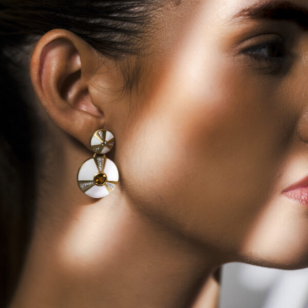 Brinco Traços Cravejado