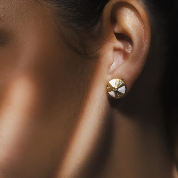 Brinco Traços Ponto de Luz Cravejado